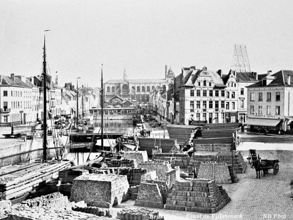 Bassin des marchands avec les quais et l'église Sainte-Catherine en fond, ancienne photo vers 1900