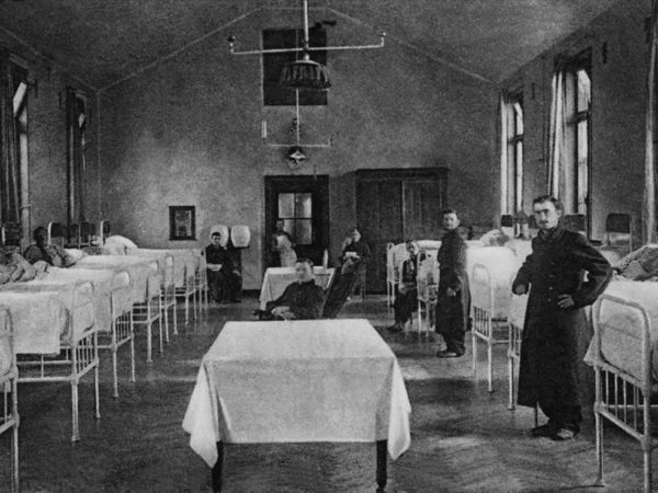 Photo de 1917 montrant une salle d'hôpital avec malade salités et infirmières