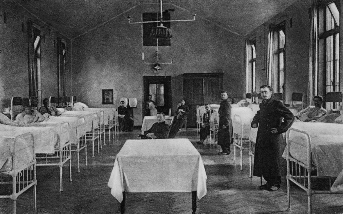 Photo de 1917 montrant une salle d'hôpital avec malade salités et infirmières