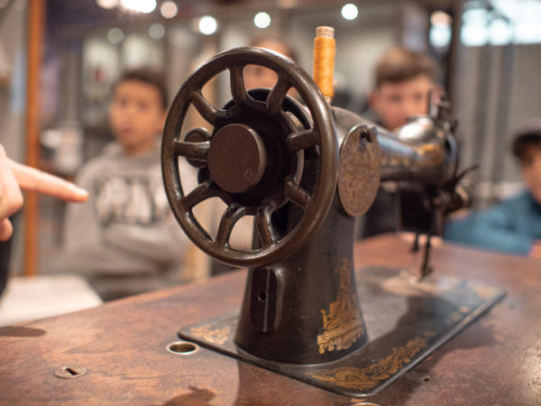 Manivelle d'une machine à coudre présentée aux élèves de l'animation.