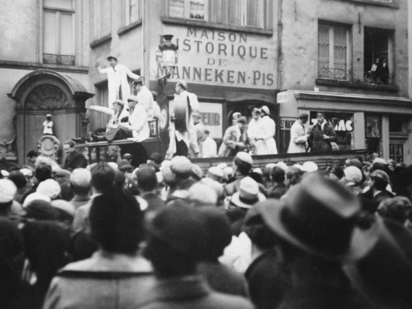 Verre de l'amitié à L'hôtel de Ville de Bruxelles pour démarrer les festivités, 1935, Archives de l'ULB