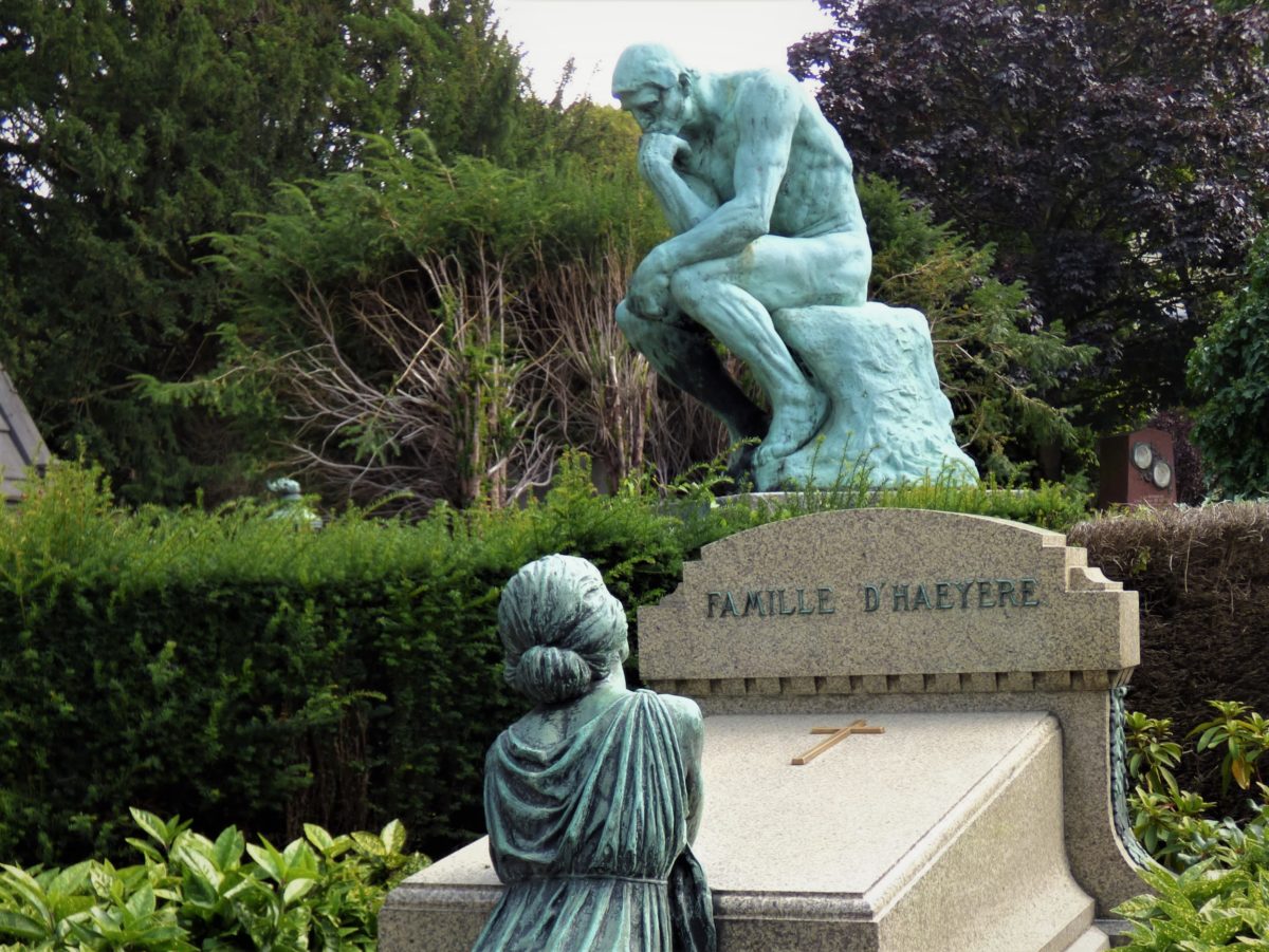 Le penseur de Rodin et la sculpture d'une pleureuse semblent entrer en dialogue au mileu de la végétation du cimetière.