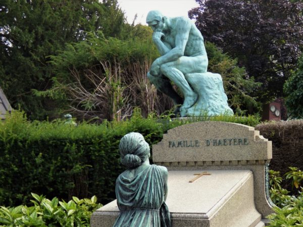 Le penseur de Rodin et la sculpture d'une pleureuse semblent entrer en dialogue au mileu de la végétation du cimetière.