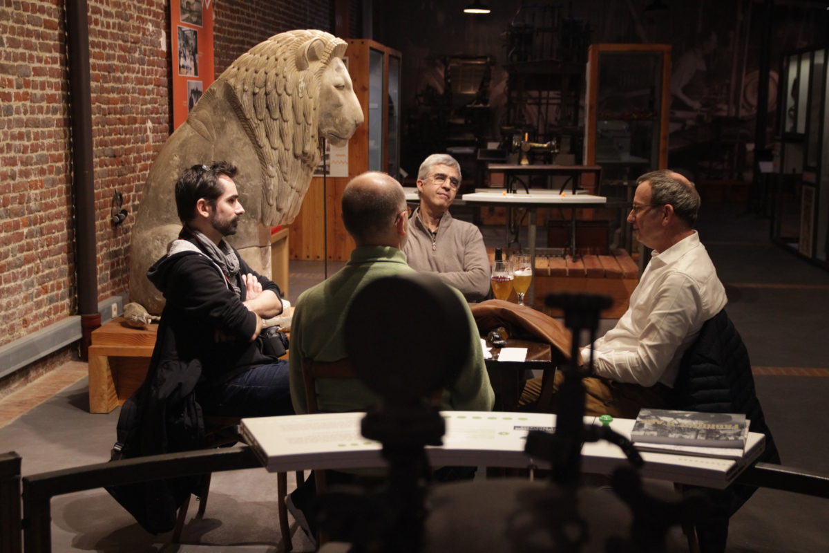 4 personnes sont assises autour d'une table dans le musée. Elles discutent de leur travail.