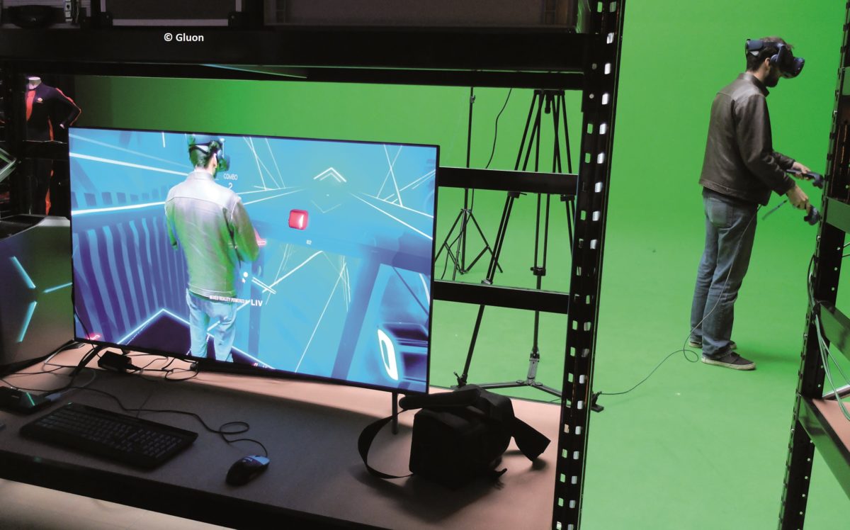 Un jeune homme utilise un casque de réalité virtuelle
