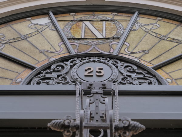 Fronton du magasin de Neuhaus de style art-nouveau