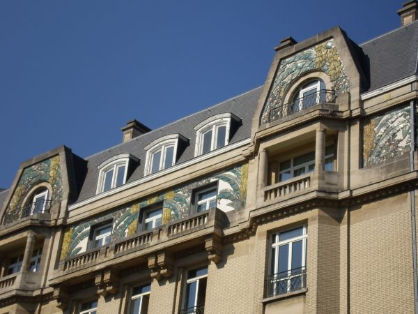 Façade de bâtiment décorée de bas reliefs représentant des bananiers