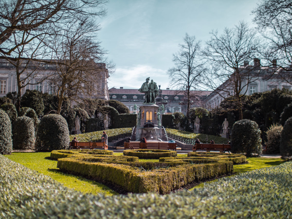 Vue du parc du petit Sablon avec la statue des Comtes d'Egmont et de Hornes