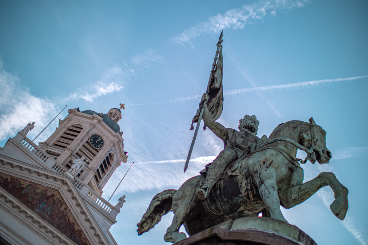 Vue en contre plongée de la statue équestre de Godefroid de Bouillon, Place Royale
