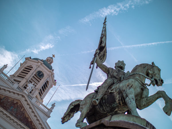 Vue en contre plongée de la statue équestre de Godefroid de Bouillon, Place Royale