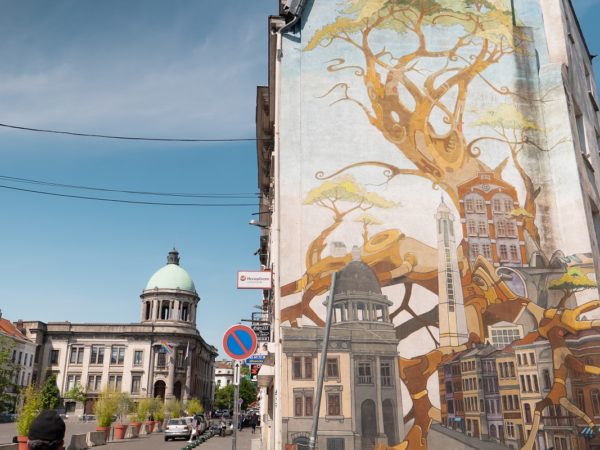 Mise en abîme de la place communale de Molenbeek et sa représentation sur une fresque du quartier