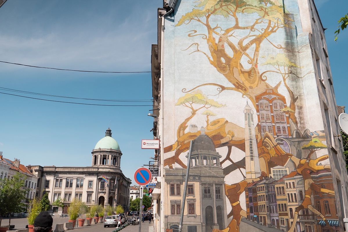 Mise en abîme de la place communale de Molenbeek et sa représentation sur une fresque du quartier