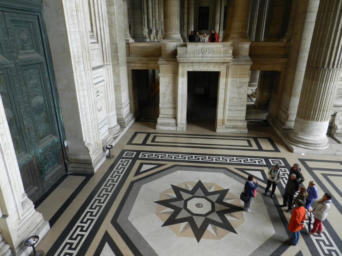 le guide et son groupe à l'entrée du Palais de Justice de Bruxelles
