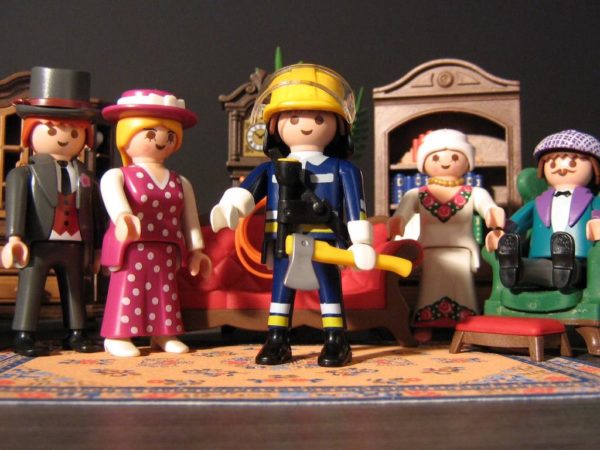 personnages playmobil figurant des acteurs su une scène de théâtre