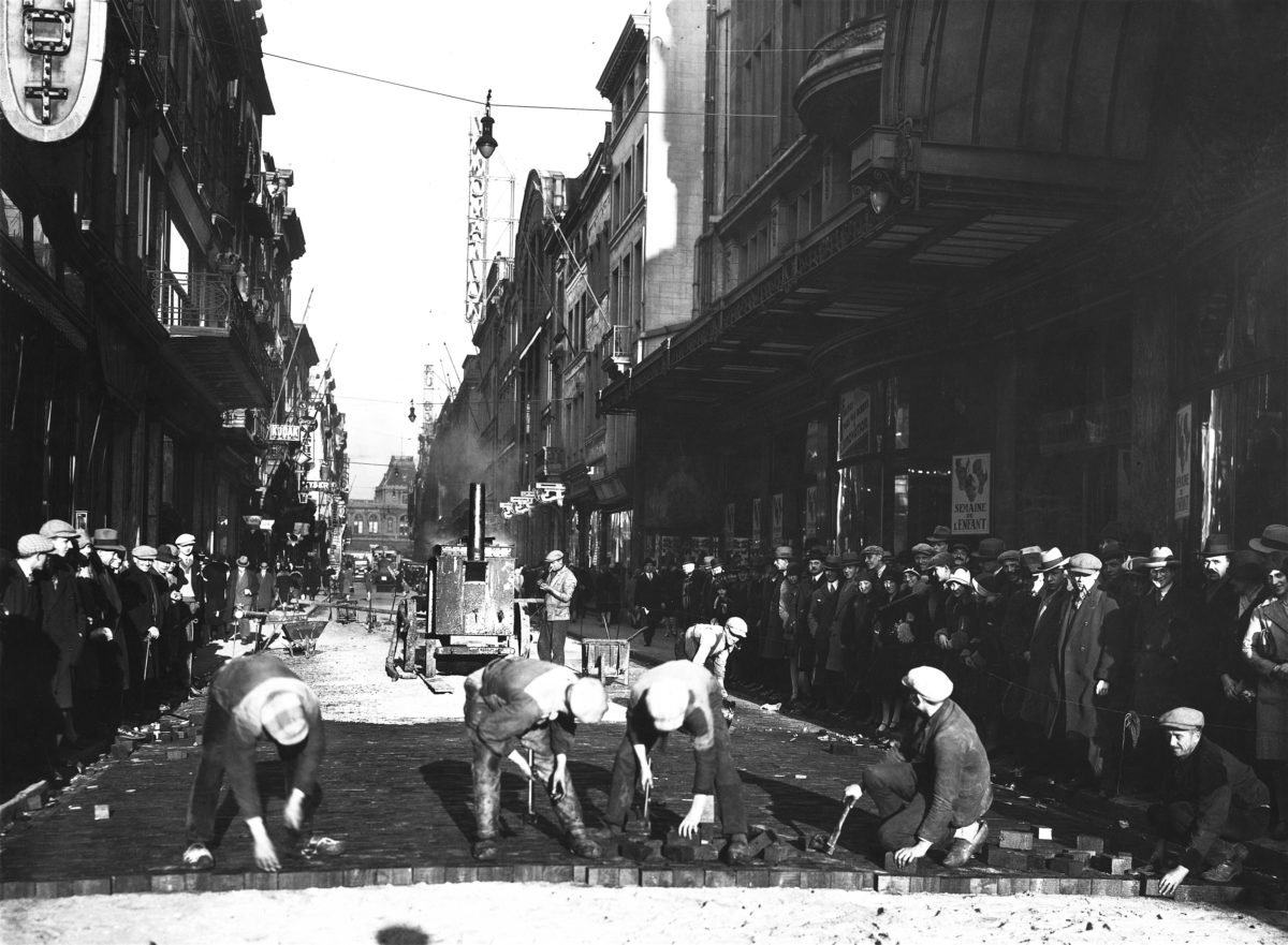 ancienne photo d'ouvriers plaçant des pavés rue neuve à Bruxelles