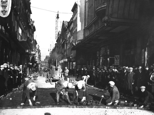 ancienne photo d'ouvriers plaçant des pavés rue neuve à Bruxelles