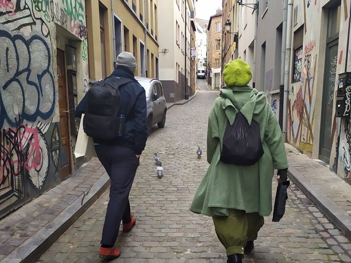 Deux personnes, vues de dos, marchent dans les ruelles des Marolles