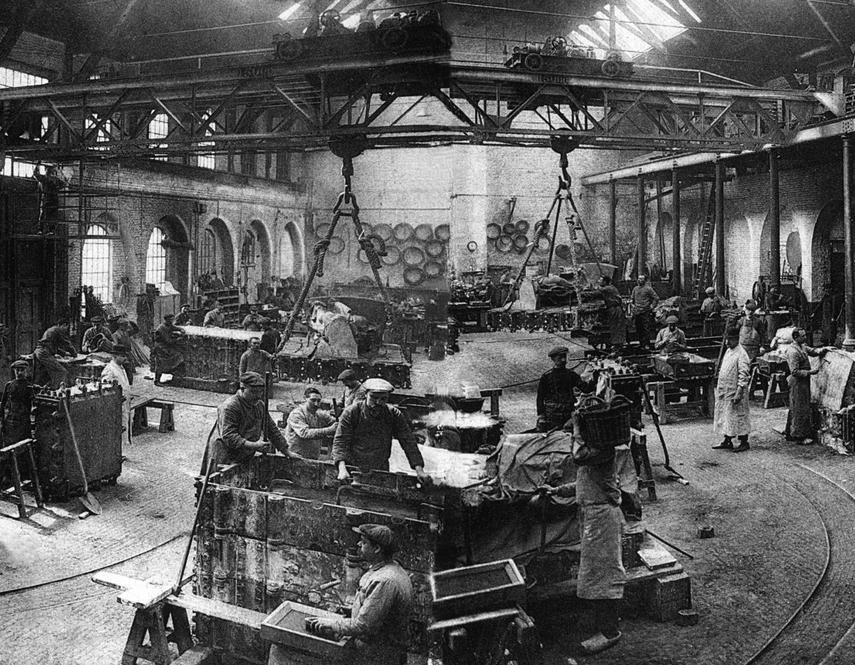 L'ancienne halle de coulée avec les ouvriers en plein de travail