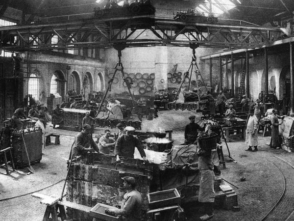 L'ancienne halle de coulée avec les ouvriers en plein de travail