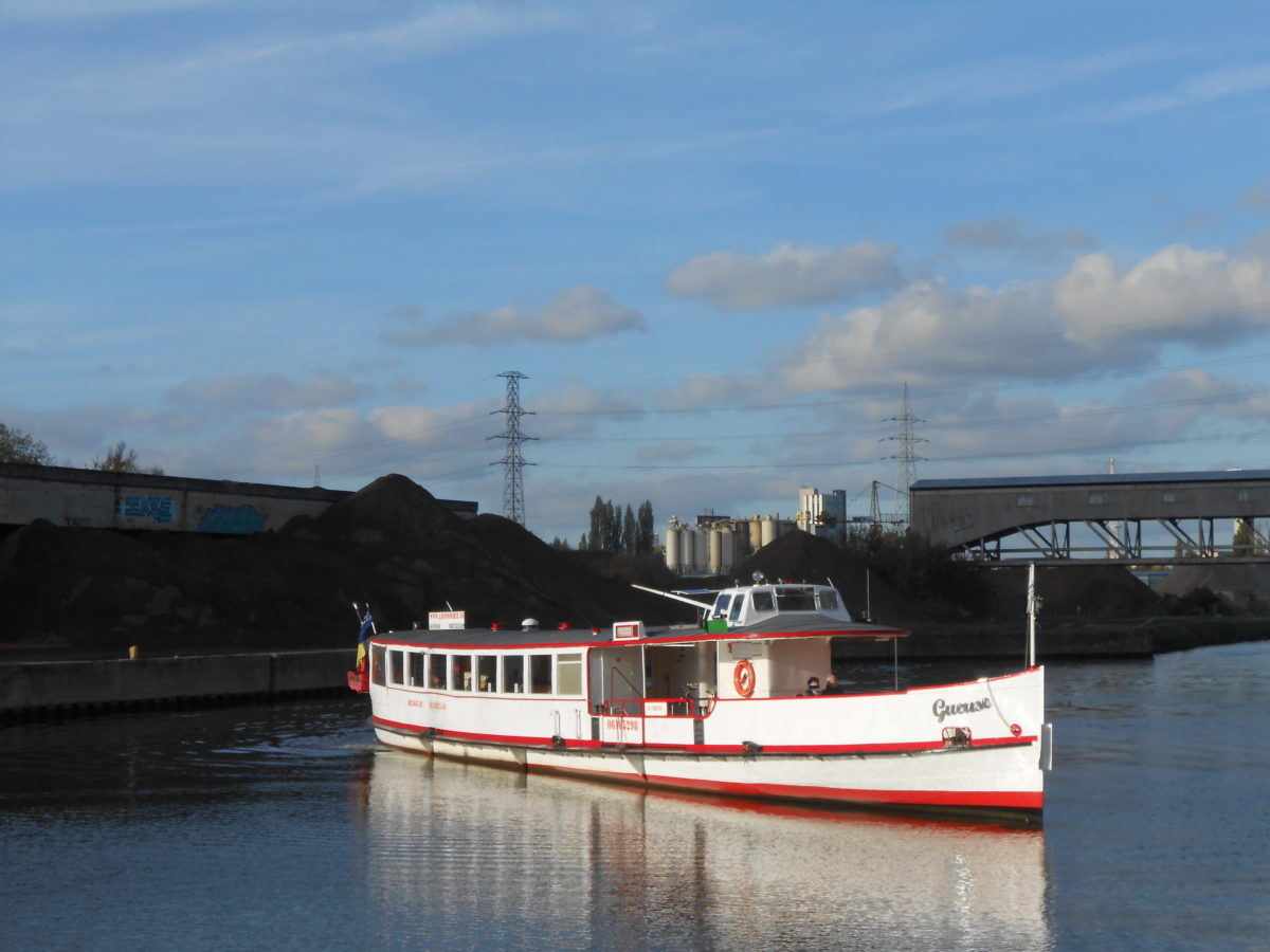 Le bateau la Gueuse sur le canal de Charleroi