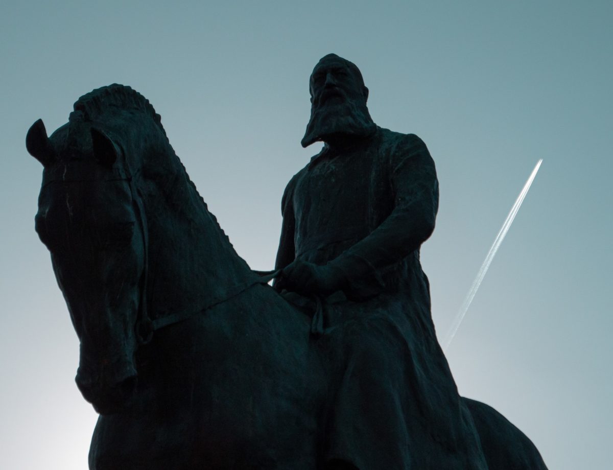 Plan rapproché de la statue équestre de Léopold II en contre-jour, située à Bruxelles