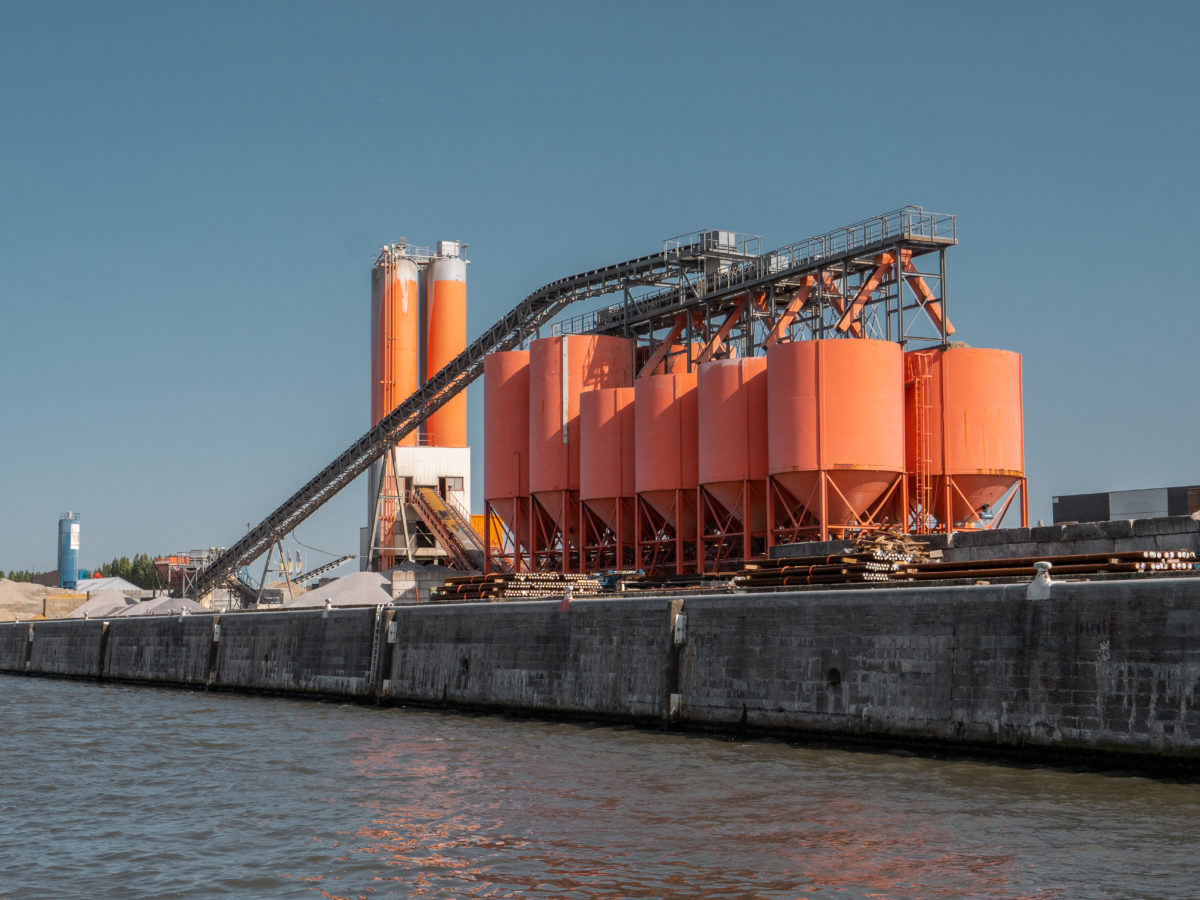 Silos industriels le long du canal de Willebroeck