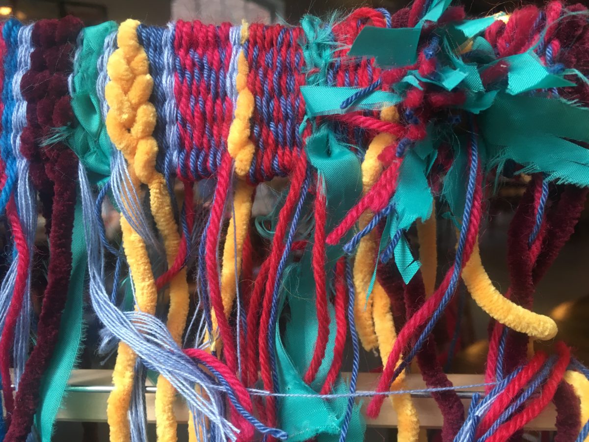 Gros plan sur un tissage de fils multicolores.
