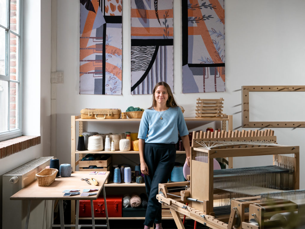 la designer textile Saskia De Kinder dans son atelier de tissage aménagé à La Fonderie