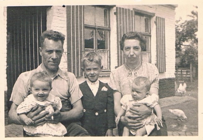 ancienne photo de famille représentant Cyriel et Maria De Bruyne et 3 de leurs enfants