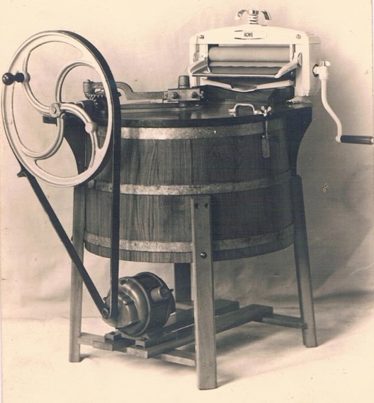 Ancienne photo d'une machine à laver avec moteur électrique et essoreuse.