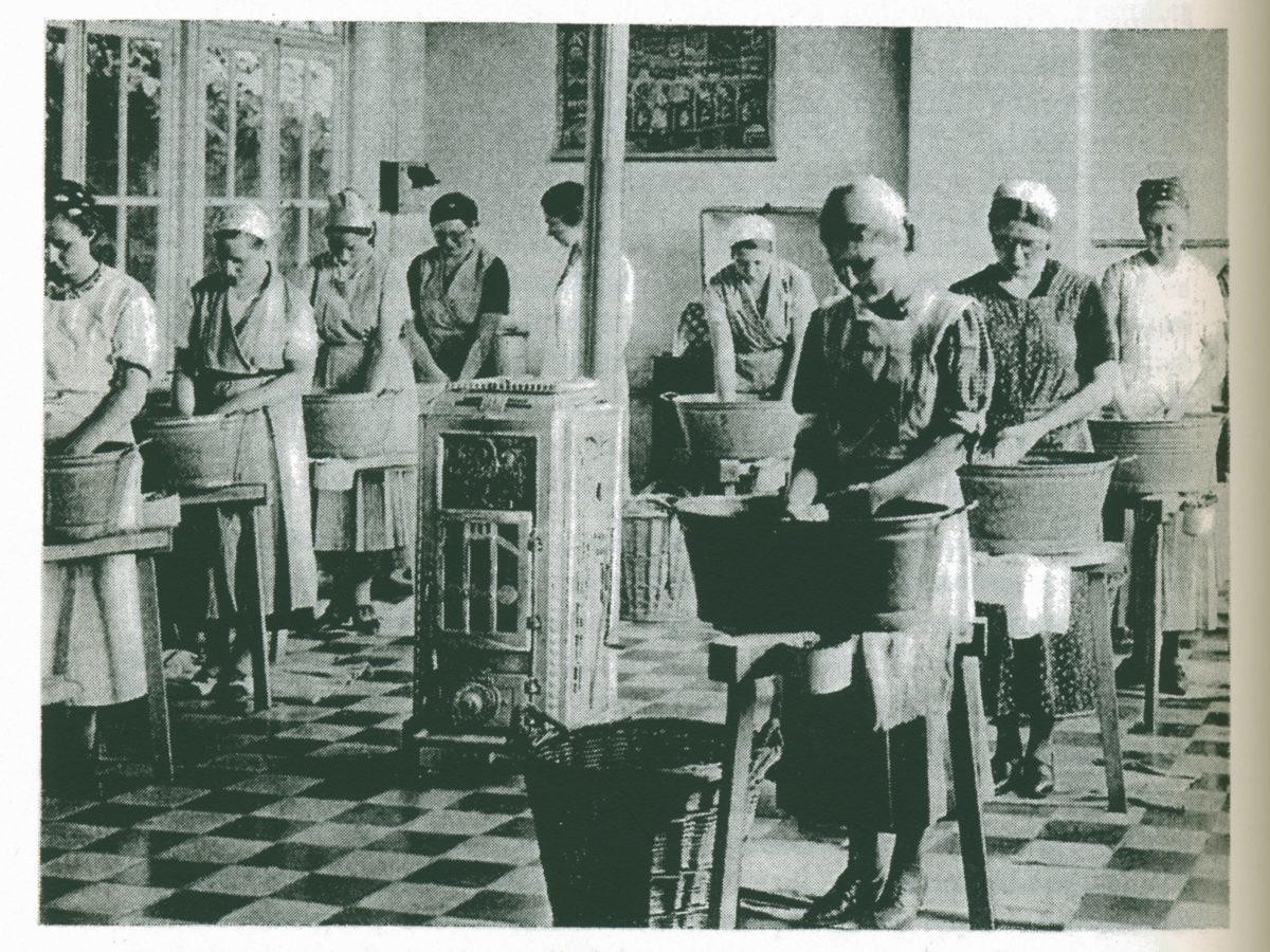 ancienne photos de jeunes filles suivant des cours ménagers