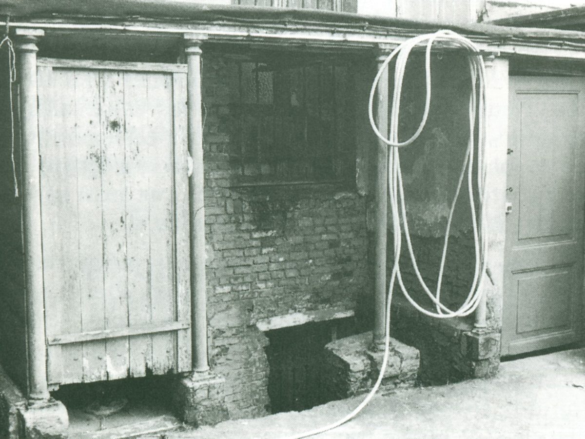 anciennes toilettes extérieures, rue haute à Bruxelles