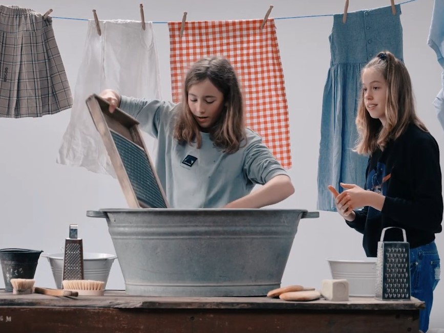 Image de jeunes filles testant la lessive à l'ancienne