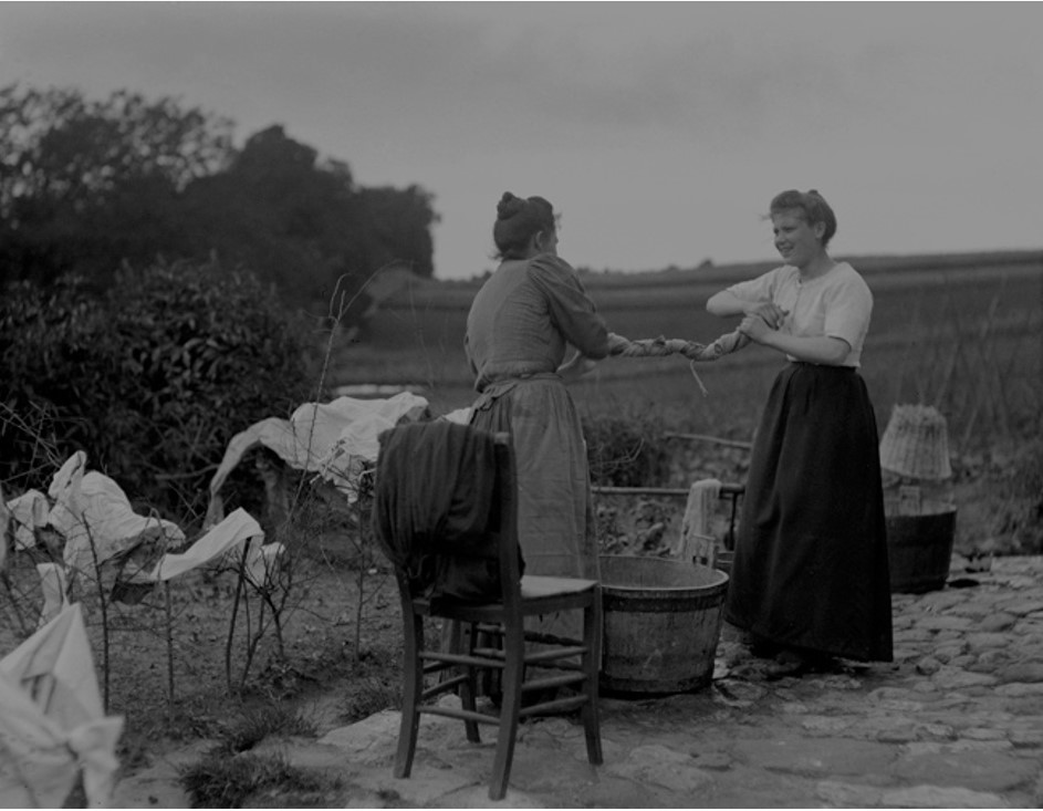 Le tordage des grandes pièces de linge se fait souvent à deux, 1902 (Émile Henri t’Serstevens / KIP-IRPA)