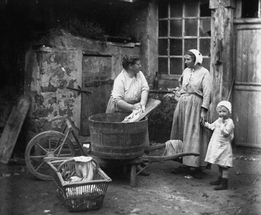 Femme à la lessive, France, vers 1900 (© Albert Harlingue / Roger-Viollet)