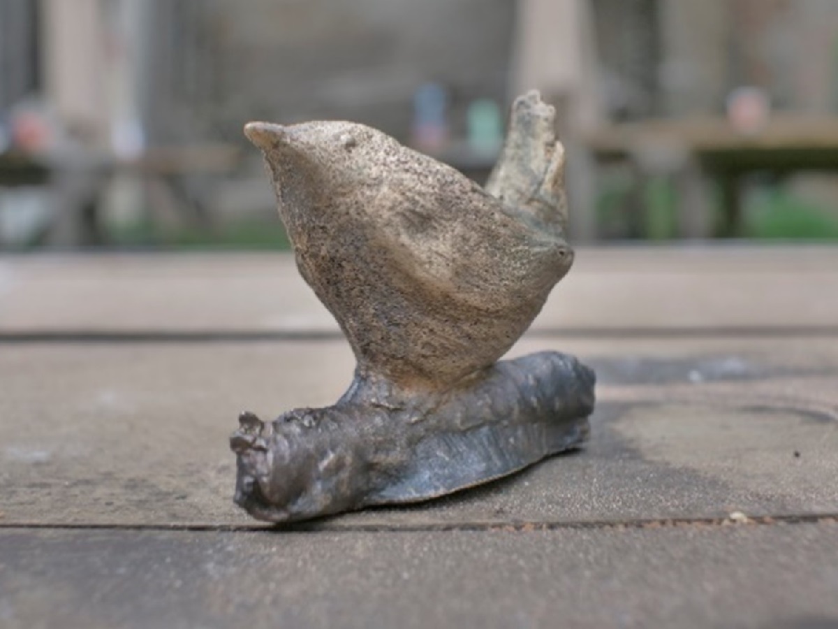 statuette d'oiseau en bronze réalisée à la technique au sable