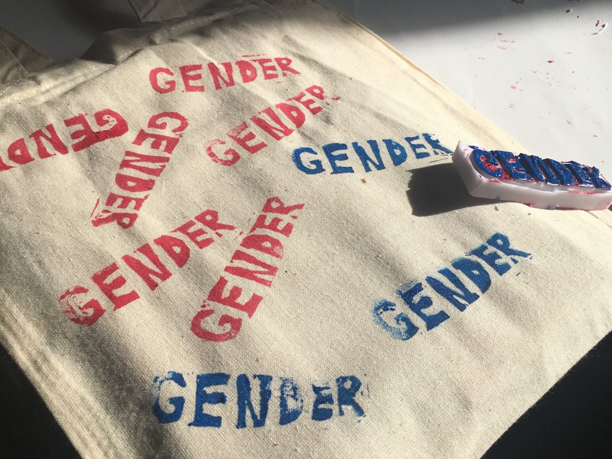 Tissu imprimé avec de stampons typographiques rouges et bleus