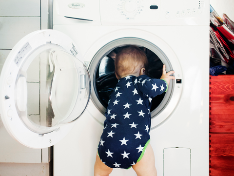 enfant et machine à laver