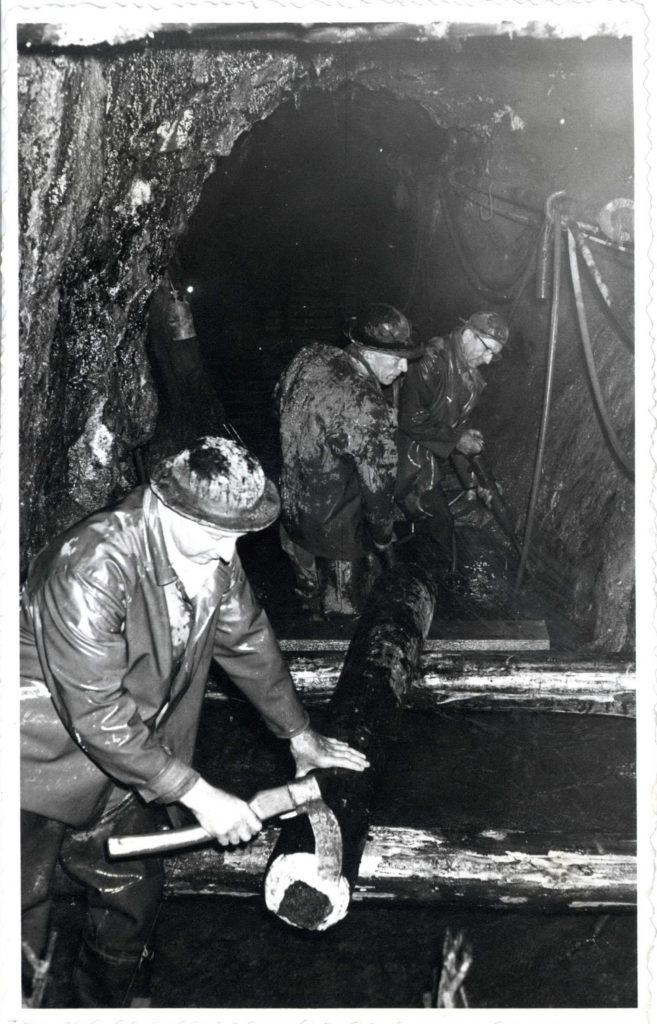 Des ouvriers aménageant la galerie d'adduction au fond de la mine de Vedrin