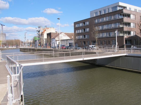 passerelle au dessus du canal à Bruxelles, entre Molenbeek et Anderlecht à hauteur de la rue Gosselies