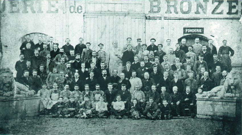 Het personeel van de Compagnie des Bronzes voor de fabriek, circa 1900