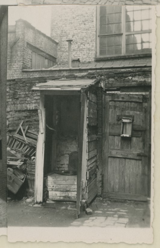 Ancienne latrine collective non raccordée à l'égout et non munie de chasse d'eau, située dans la cour de l’impasse Sainte-Ursule, dans les Marolles, vers 1920, Archives de la Ville de Bruxelles