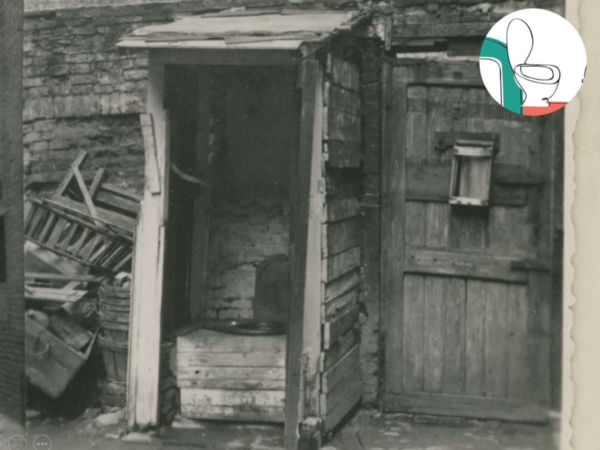 Ancienne latrine collective non raccordée à l'égout et non munie de chasse d'eau, située dans la cour de l’impasse Sainte-Ursule, dans les Marolles, vers 1920, Archives de la Ville de Bruxelles