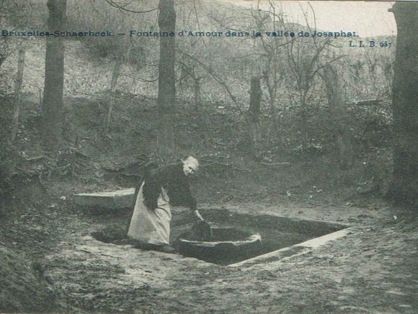 Approvisionnement en eau à la source, ici à la « Fontaine d’Amour » à Schaerbeek Académie royale de Belgique, fonds Belfius