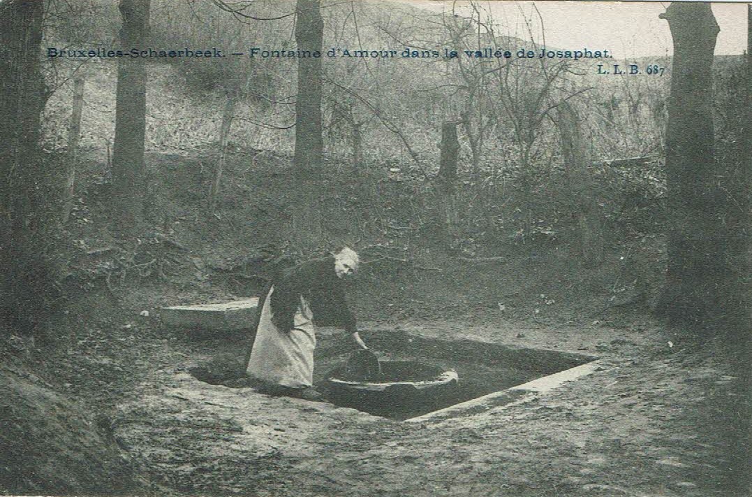 Approvisionnement en eau à la source, ici à la « Fontaine d’Amour » à Schaerbeek Académie royale de Belgique, fonds Belfius